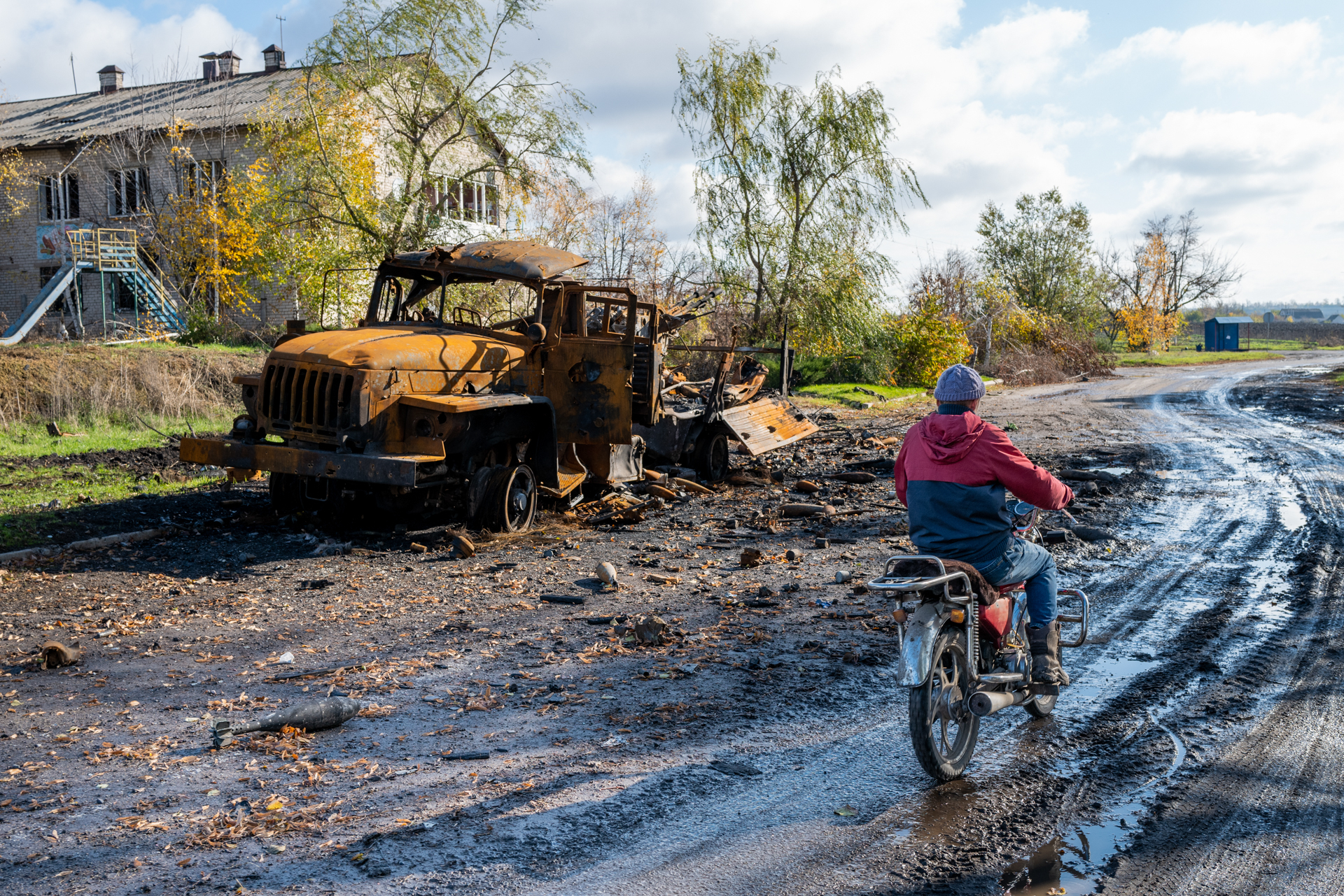 Snapshots of Valor: On the Front Lines of Ukraine's Struggle | London Photography Awards