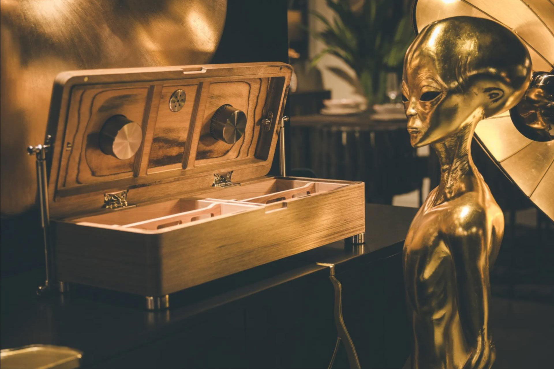 Grand Solloshi Humidor | iLuxury Awards