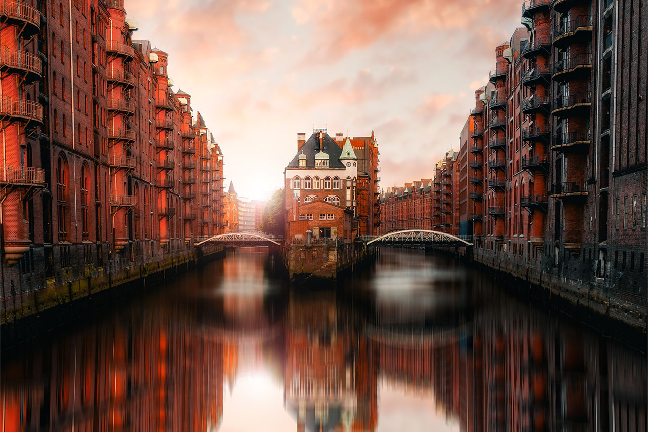 Hamburg's Crossing: Poggenmühlenbrücke in Perspective