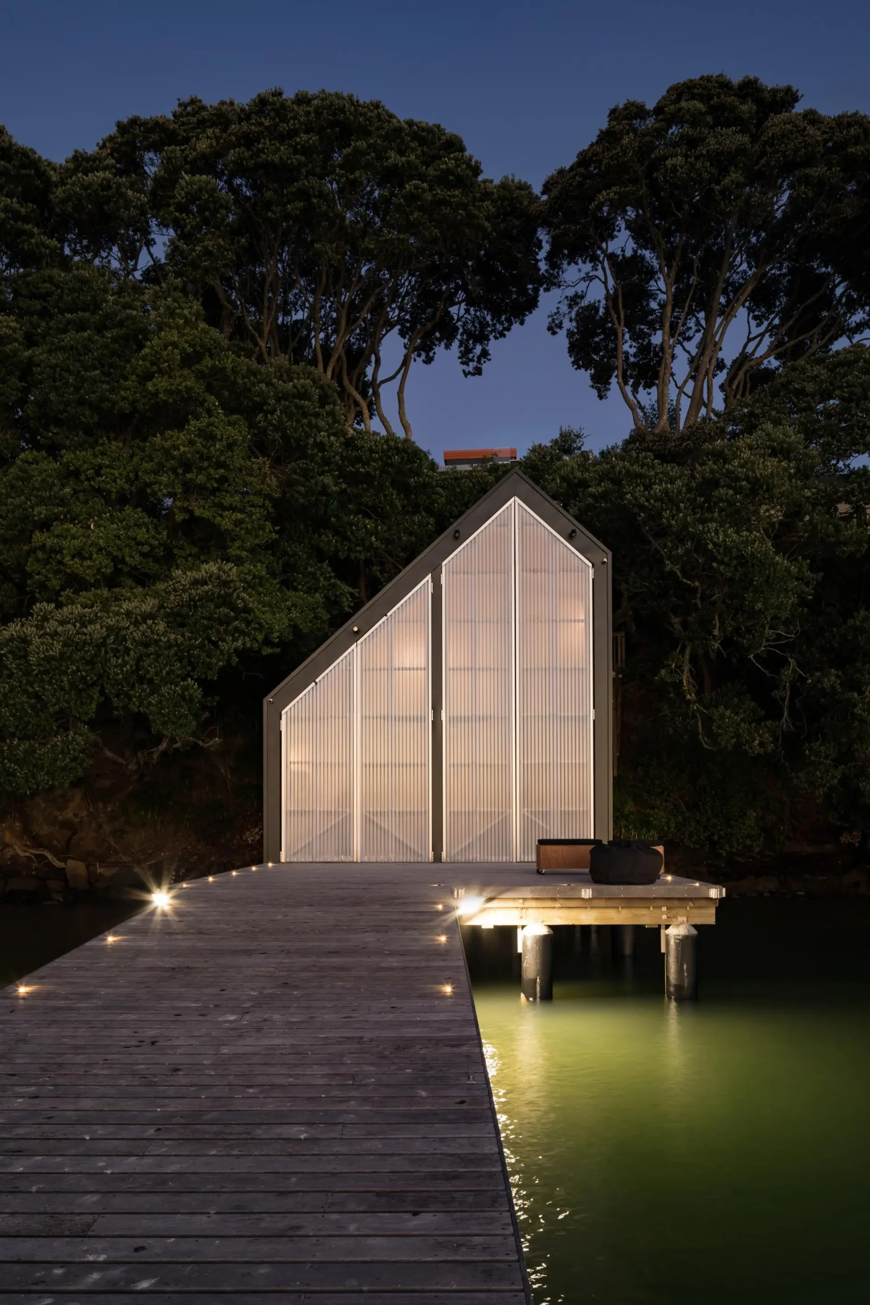 The Boat House by Michael Cooper Architects | A Perfect Blend of Simplicity & Functionality